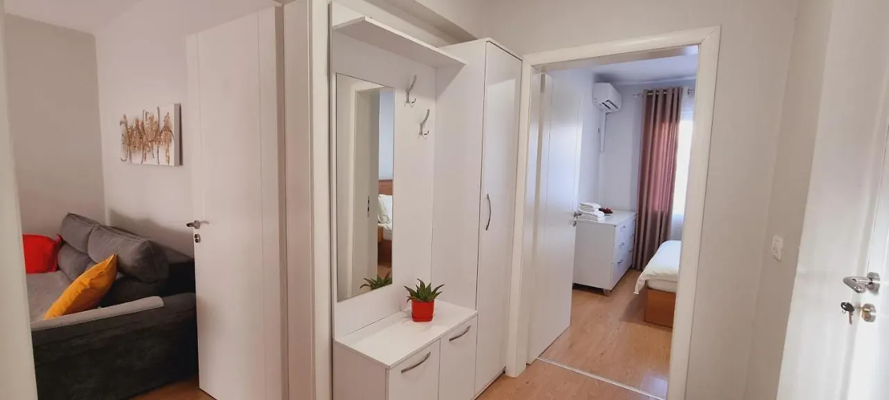 Comfy Apartment- Sunny Balcony Tirana